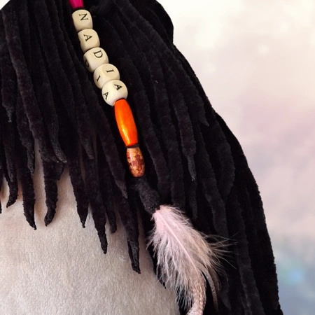 Koń na kiju Hobby Horse - KARY przydymiony, z Imieniem dziecka + marchewka GRATIS! Średni