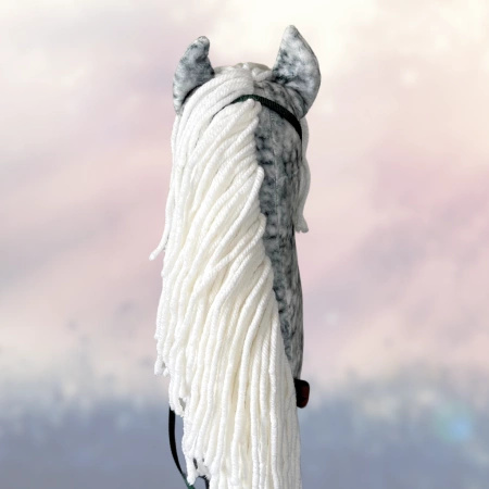 Koń na kiju Hobby Horse - Siwa w hreczkę , Szary z jasnymi włosami PREMIUM rozm. A4