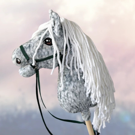 Koń na kiju Hobby Horse - Siwa w hreczkę , Szary z jasnymi włosami PREMIUM A3