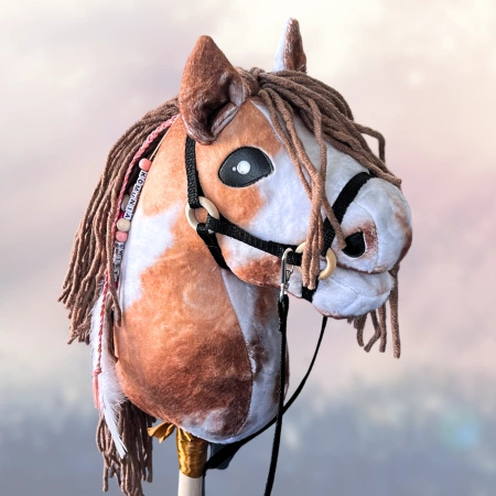 Koń na kiju Hobby Horse - Dakota skoczek , srokaty z jasno brązową grzywą rozm. A4 Personalizowany