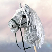Koń na kiju Hobby Horse - Siwa w hreczkę , Szary z jasnymi włosami PREMIUM A3