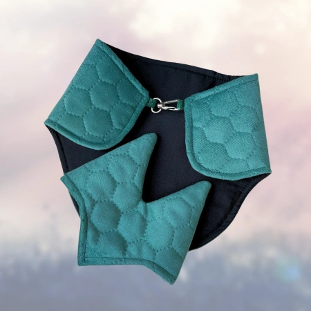 Zestaw akcesoriów Konienakiju  - Nauszniki i derka  dla Hobby Horse - kolor butelkowa zieleń