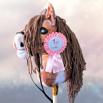 Koń na kiju Hobby Horse - Dakota skoczek , srokaty z jasno brązową grzywą rozm. A4 Personalizowany